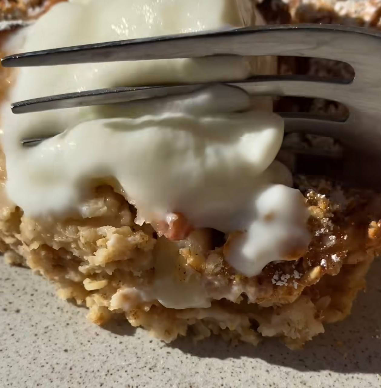 Смачний яблучний пиріг, який готується всього 10 хвилин: ідея для швидкого десерту